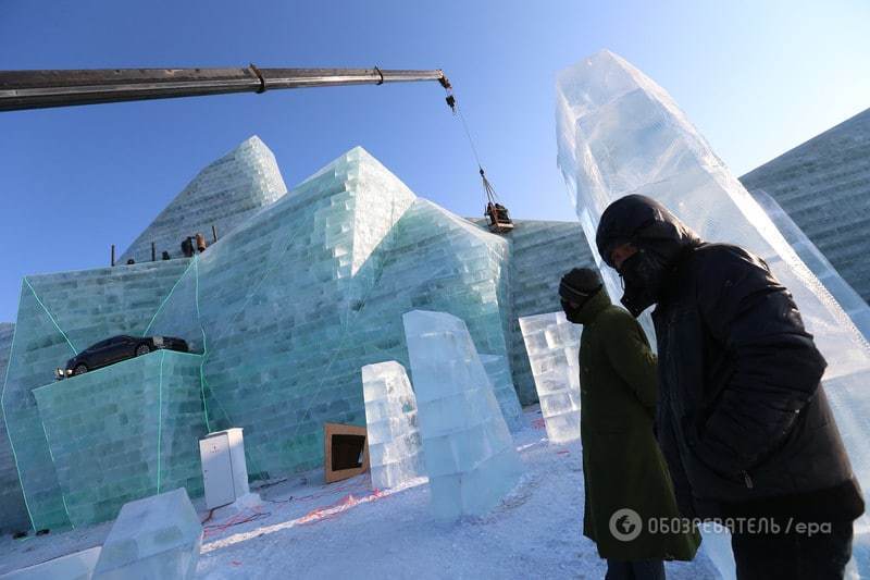В Китае выстроили царство изо льда и снега: фоторепортаж 
