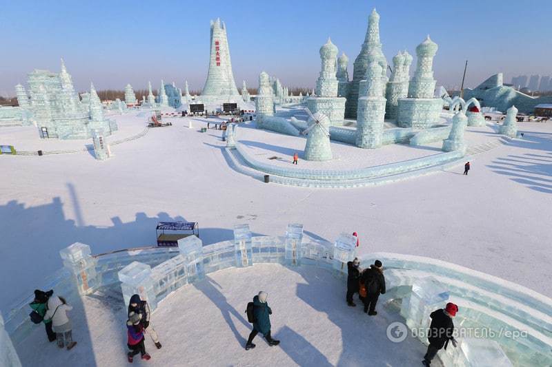 В Китае выстроили царство изо льда и снега: фоторепортаж 