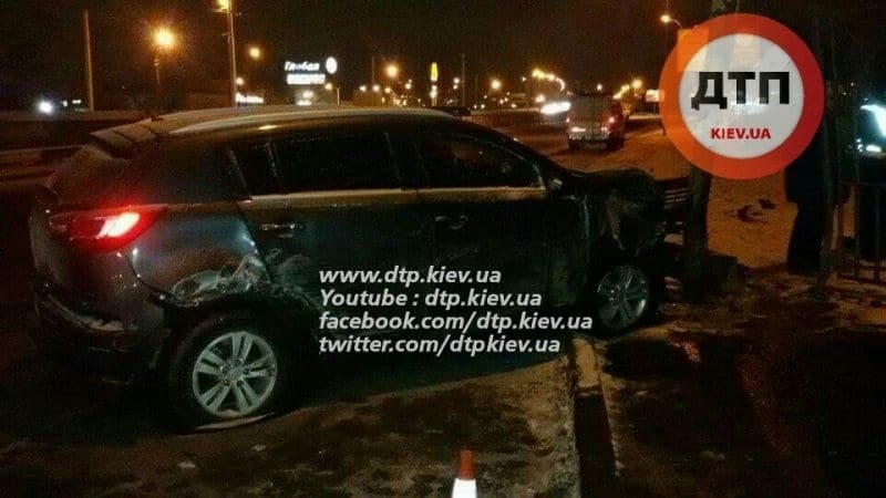 У Києві на Троєщині п'яний водій KIA "розніс" зупинку