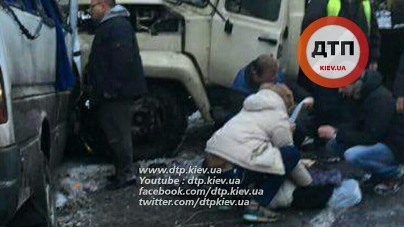 В Киеве маршрутка попала в масштабное ДТП: 15 пострадавших. Фото с места событий