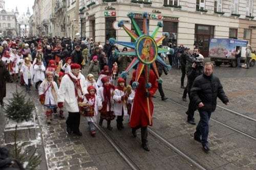 Во Львове установили 3-метровый Рождественский Дидух: опубликованы фото и видео