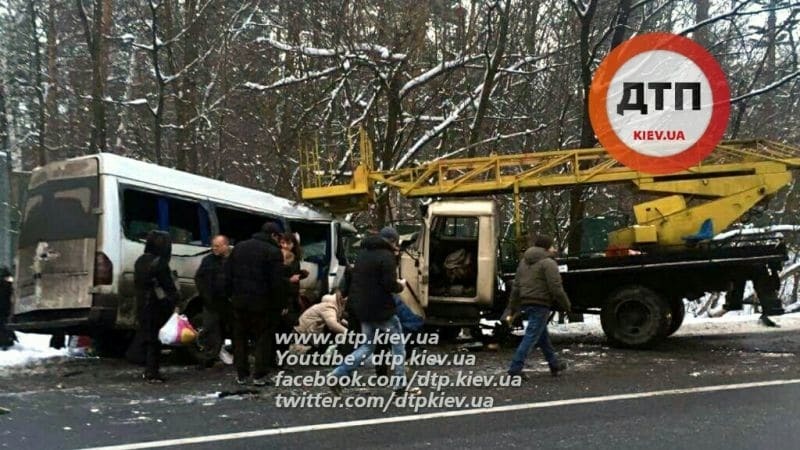 В Киеве маршрутка попала в масштабное ДТП: 15 пострадавших