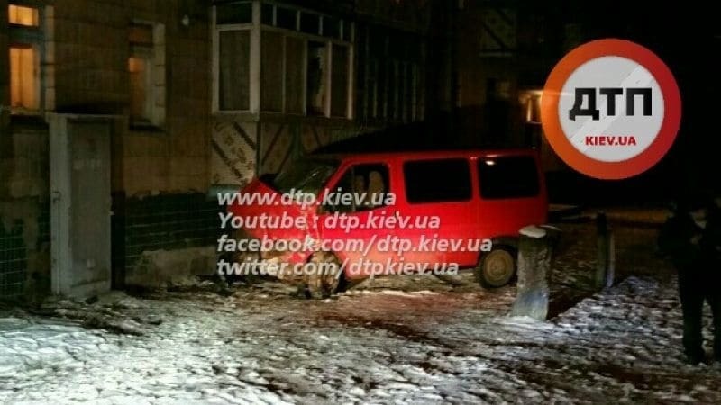 Под Киевом пьяный водитель Ford "впечатал" пешехода в стену