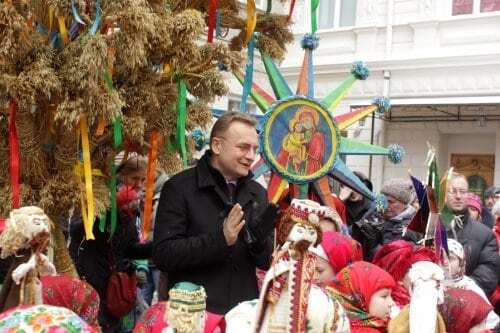 У Львові встановили 3-метровий Різдвяний Дідух: опубліковані фото і відео