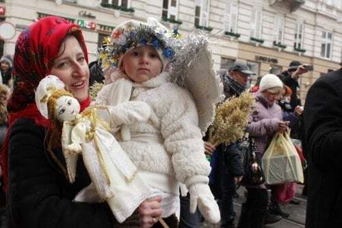 У Львові встановили 3-метровий Різдвяний Дідух: опубліковані фото і відео