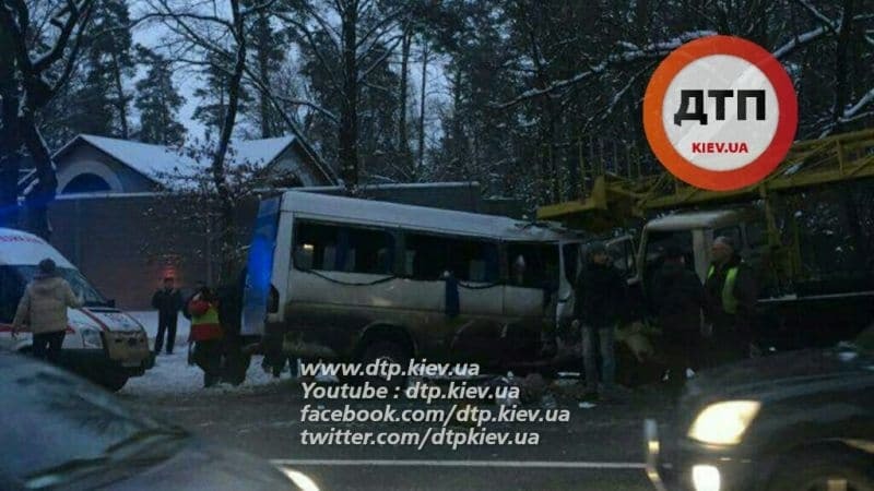 В Киеве маршрутка попала в масштабное ДТП: 15 пострадавших