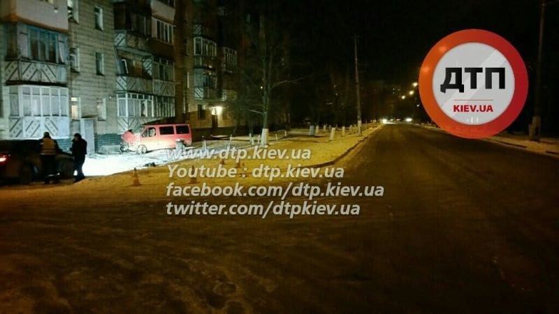 Под Киевом пьяный водитель Ford "впечатал" пешехода в стену