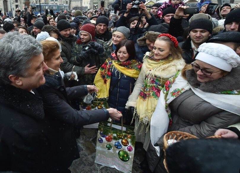 Рождество Президента: опубликованы фото и видео, как Порошенко с семьей во Львове гуляли