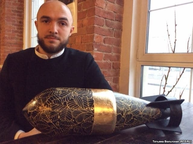 Бомбы за мир: художник из Питера расписал снаряды под Фаберже. Фоторепортаж