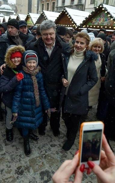 Рождество Президента: опубликованы фото и видео, как Порошенко с семьей во Львове гуляли