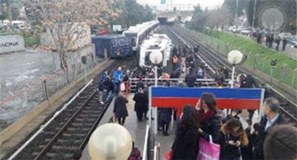 НП в Туреччині: в Ізмірському метро перекинувся потяг