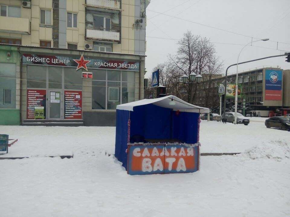 Соцсети высмеяли "ватную" палатку в Луганске: фотофакт