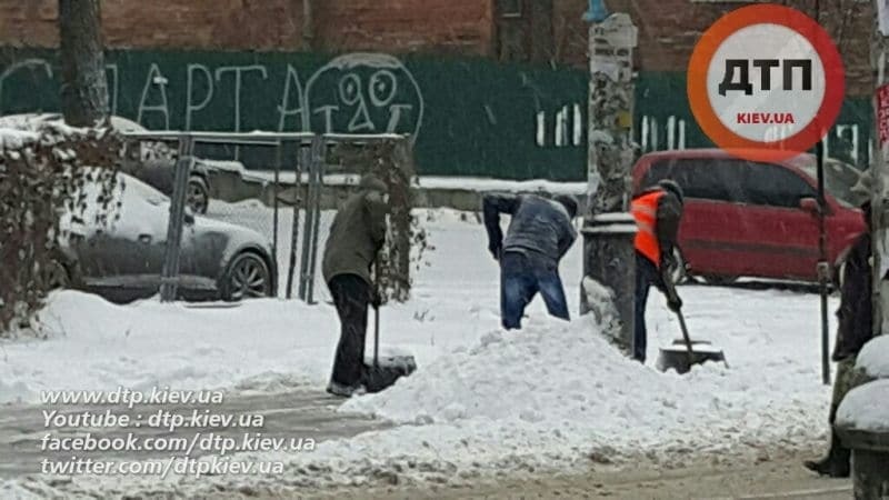 Сніг переміг: кияни поскаржилися на нечищені дороги