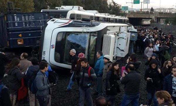 ЧП в Турции: в Измирском метро перевернулся поезд
