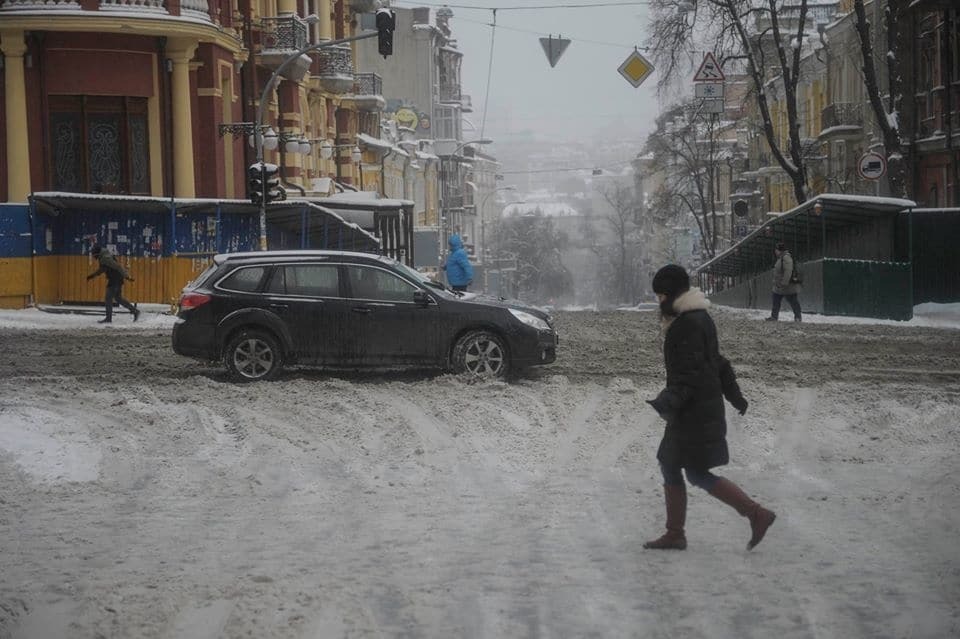 Зима прийшла неочікувано: мережу заполонили фото і відео негоди в Україні