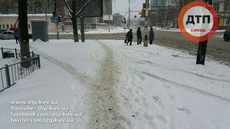 Снег победил: киевляне пожаловались на нечищенные дороги