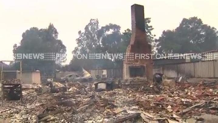 Лесной пожар в Австралии уничтожил десятки домов: фоторепортаж