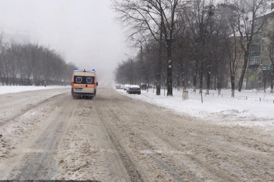 Снег победил: киевляне пожаловались на нечищенные дороги