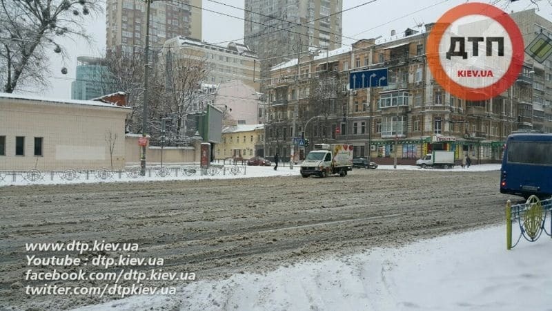 Сніг переміг: кияни поскаржилися на нечищені дороги