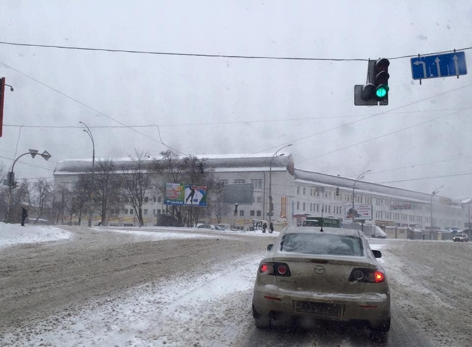 Снег победил: киевляне пожаловались на нечищенные дороги