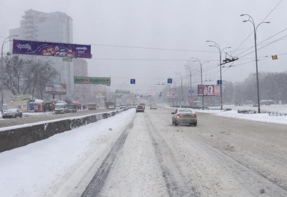 Сніг переміг: кияни поскаржилися на нечищені дороги