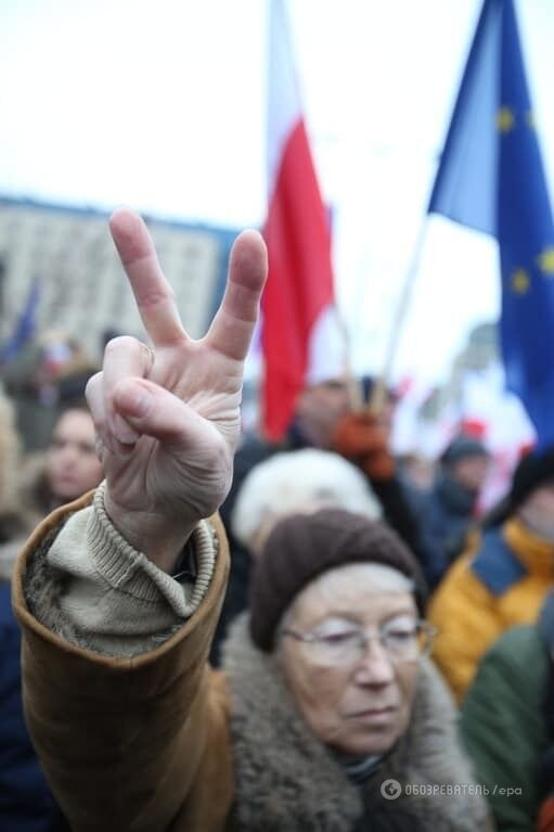 Польщу підірвали акції протестів через скандальний закон про ЗМІ: опубліковано фото