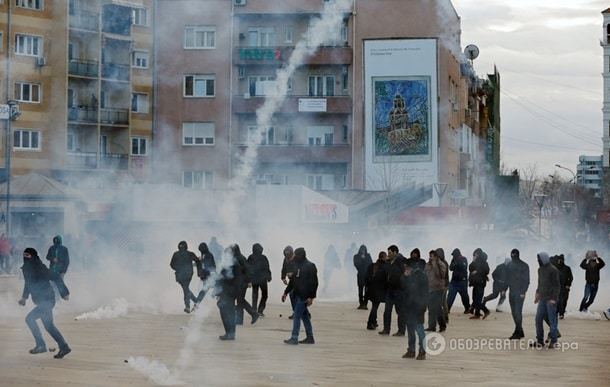 В Косово демонстранты подожгли здание парламента: опубликованы фото