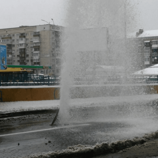 В Киеве посреди дороги образовался 4-метровый фонтан воды: фотофакт
