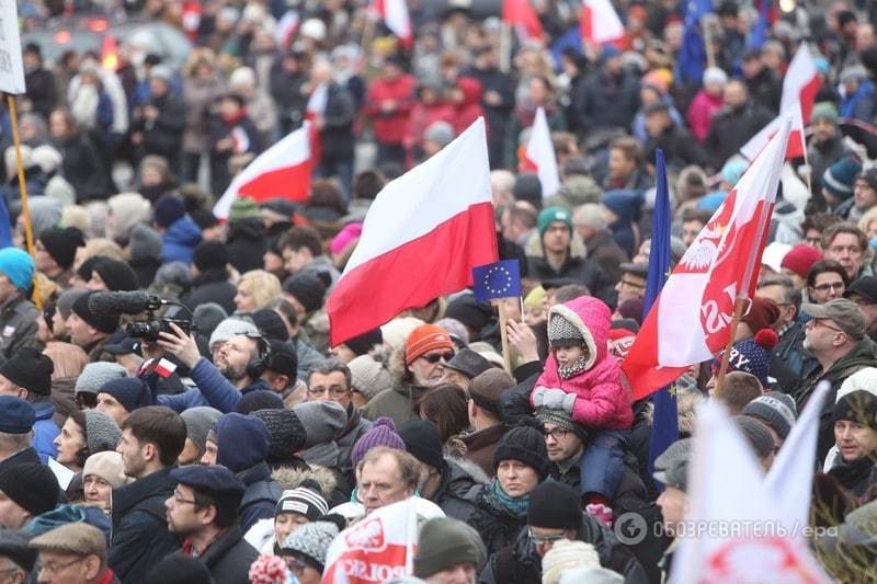 Польщу підірвали акції протестів через скандальний закон про ЗМІ: опубліковано фото