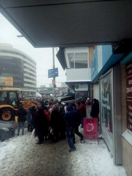 В Киеве на "Левобережной" внедорожник протаранил стену стоматологии: есть жертвы. Фоторепортаж