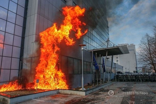 В Косово демонстранты подожгли здание парламента: опубликованы фото