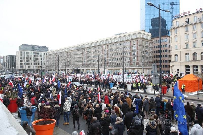 Польшу взорвали акции протеста из-за скандального закона о СМИ: опубликованы фото