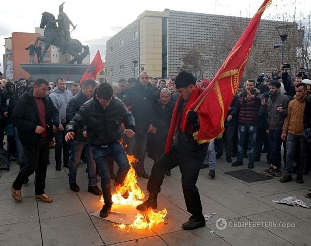 В Косово демонстранты подожгли здание парламента: опубликованы фото