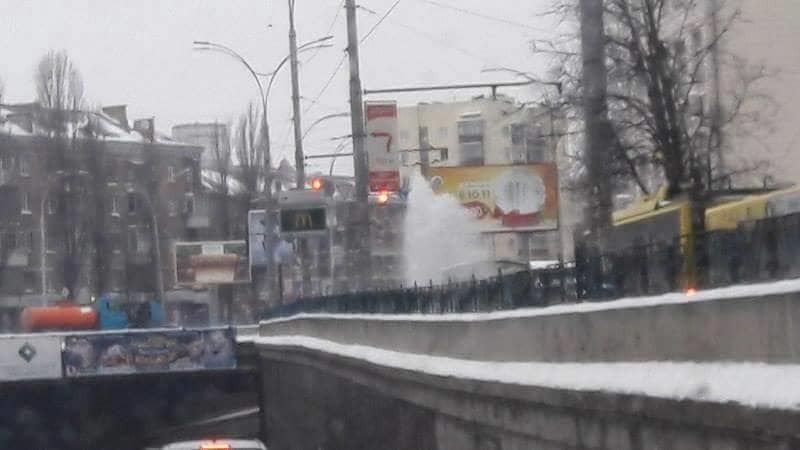 В Киеве посреди дороги образовался 4-метровый фонтан воды: фотофакт