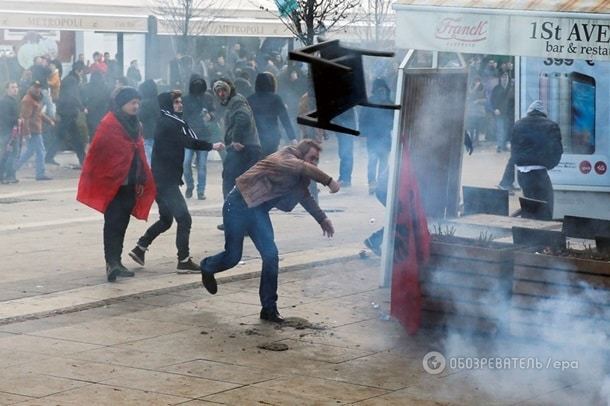 В Косово демонстранты подожгли здание парламента: опубликованы фото