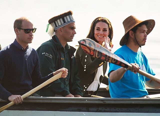 Кейт Миддлтон и принц Уильям на каноэ приплыли на канадские острова Хайда-Гуаи