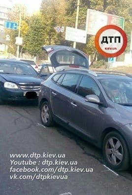 Нарочно не придумаешь: в Киеве экс-работник ППС въехал в авто бывшего ГАИшника. Фотофакт
