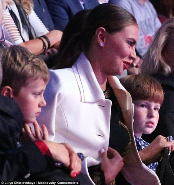 Пришла с сыновьями и прятала кольцо: Daily Mail рассказала о "тайной семье" Путина. Опубликованы фото