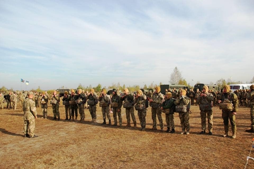 Перший стрибок у 55 років: десантники-резервісти пройшли підготовку на Житомирському полігоні