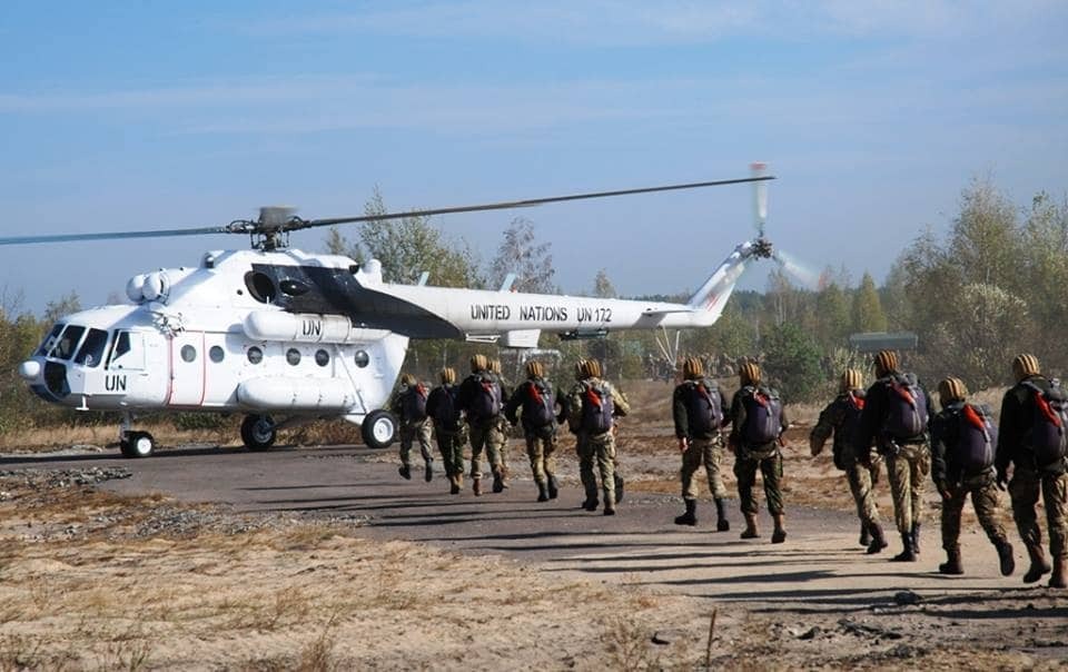 Перший стрибок у 55 років: десантники-резервісти пройшли підготовку на Житомирському полігоні