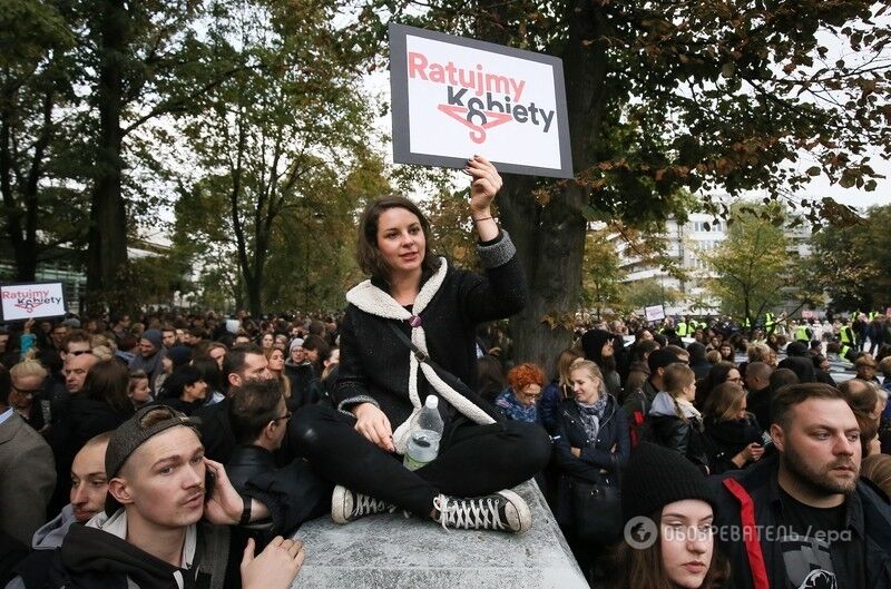 "Мое тело - не ваше дело": поляки массово вышли на митинг против запрета абортов