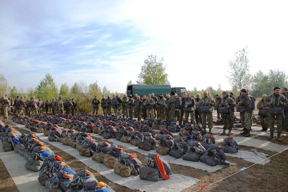 Первый прыжок в 55 лет: десантники-резервисты прошли подготовку на Житомирском полигоне