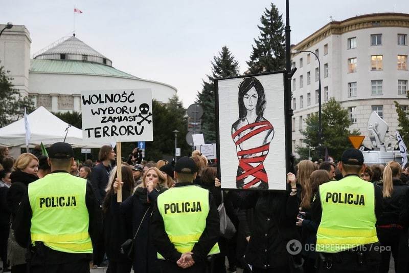 "Мое тело - не ваше дело": поляки массово вышли на митинг против запрета абортов