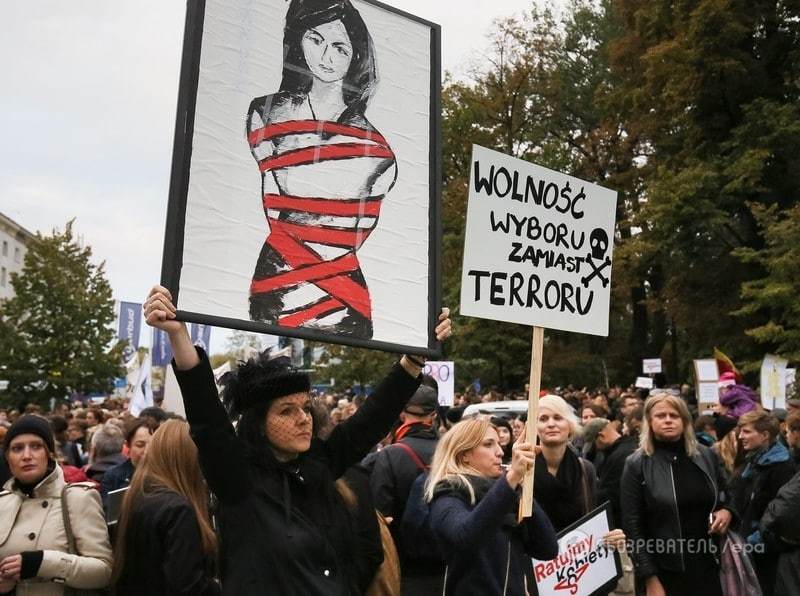 "Мое тело - не ваше дело": поляки массово вышли на митинг против запрета абортов