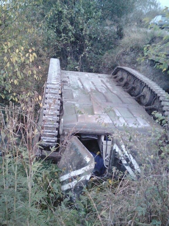 Под Львовом нашли перевернутую гусеницами кверху БМП: примчалась полиция. Опубликованы фото