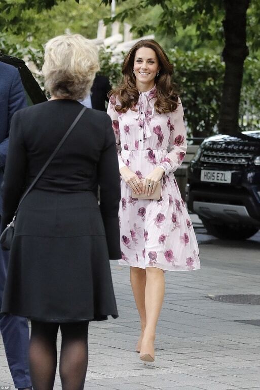 Кейт Миддлтон в нежном розовом платье поддержала День психического здоровья в Лондоне