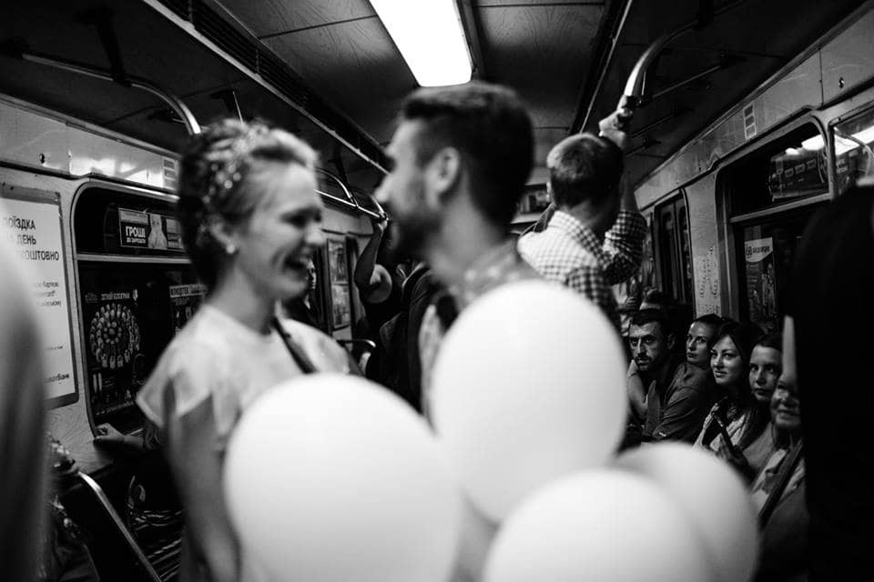 В киевском метро молодожены устроили фотосессию: опубликованы фото 