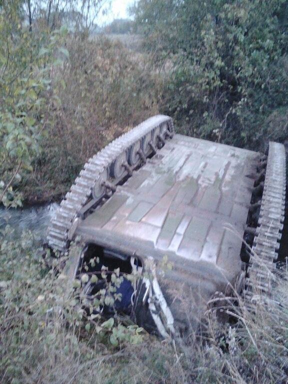 Під Львовом знайшли перевернуту гусеницями догори БМП: примчала поліція