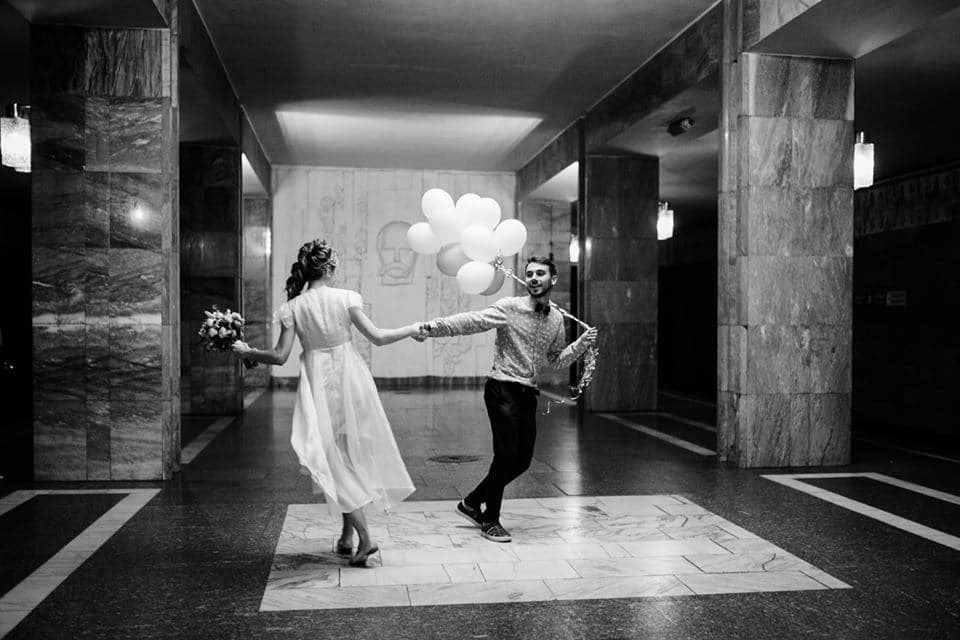 В киевском метро молодожены устроили фотосессию: опубликованы фото 