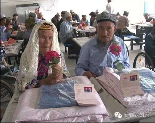 Добивался руки больше года: в Китае 71-летний мужчина женился на 114-летней женщине. Опубликованы фото